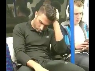 Jogador gostoso dormindo de mala dura no metro